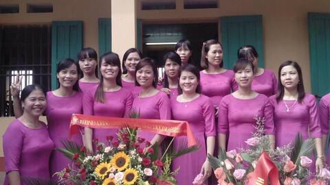 giáo viên trường Tiểu học Đào Dương nhân ngày khai giảng